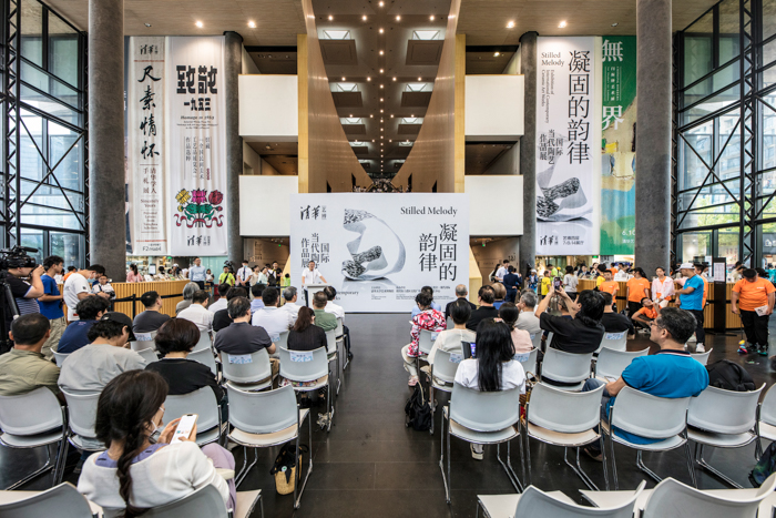 “凝固的韵律：国际当代陶艺作品展” 盛夏呈现火泥成器的无言大美