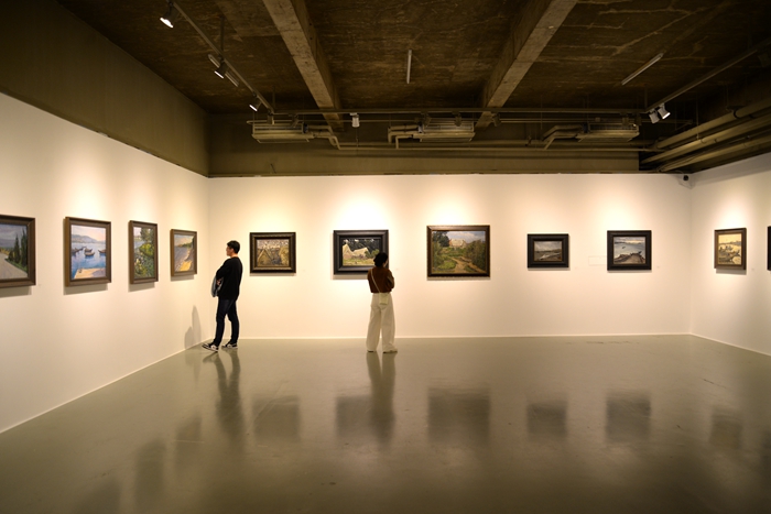 “油画中的威海——八人作品展”在中国油画院云上美术馆举行