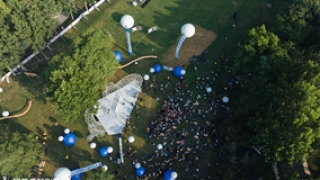 海边戏剧、候鸟300、花车巡游——2023阿那亚戏剧节上演文化盛宴