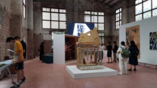 展览《光，耀眼刺目》在成都集火艺术中心拉开帷幕